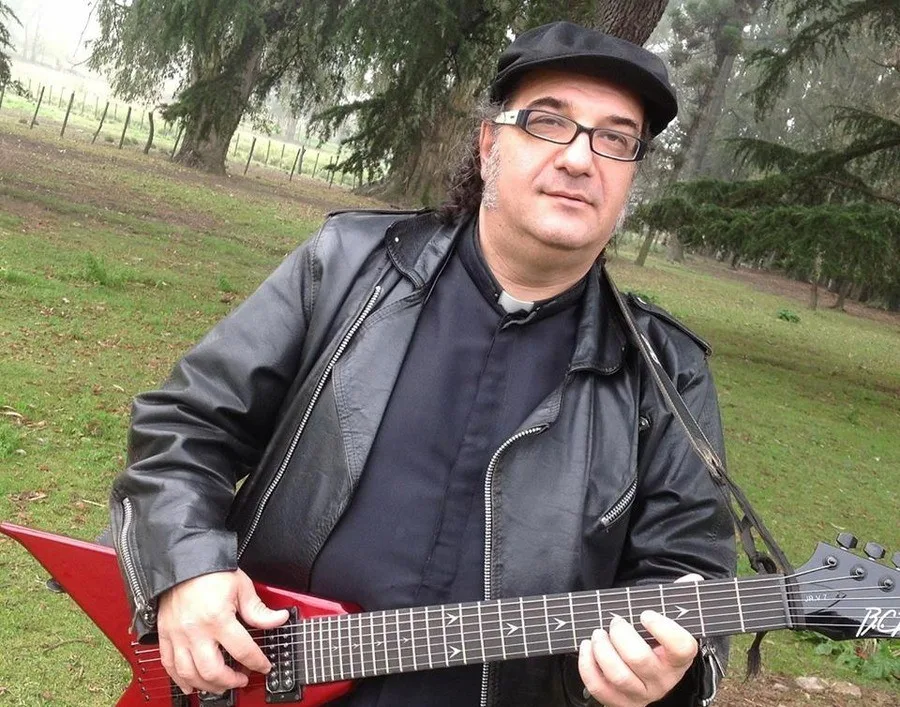 Un ‘cura rockero’ acusó a Milei de no entender nada de justicia social
