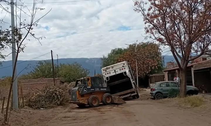 Valle Viejo se hunde: otro camión del propio municipio quedó atascado en otra calle colapsada