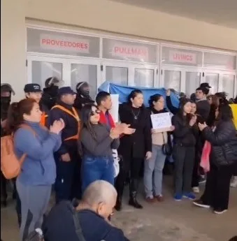 Pese a la fuerte presencia policial, los docentes evadieron controles ingresando con la protesta al Predio Ferial