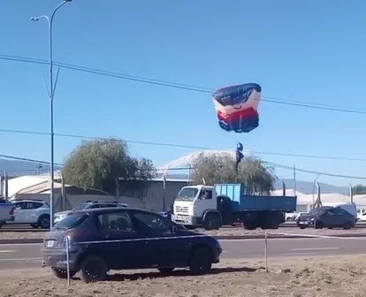 Video: el paracaidista que calculó mal y casi empaña la apertura de la Fiesta del Poncho en Catamarca