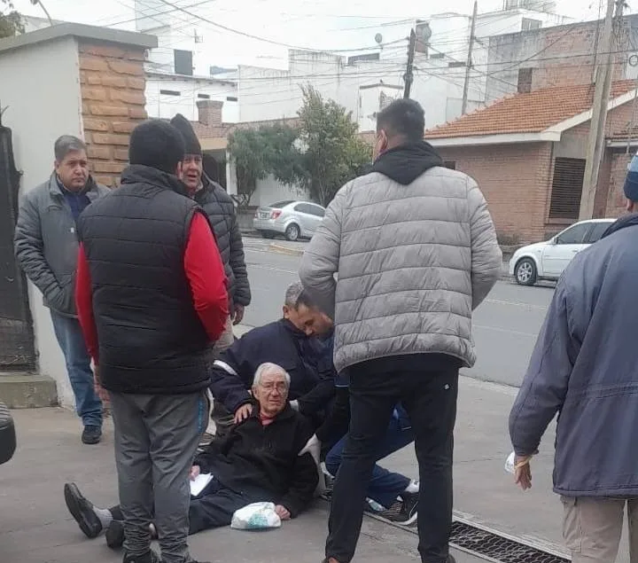 Catamarca: automovilista retrocedió sin observar a un adulto mayor y lo atropelló