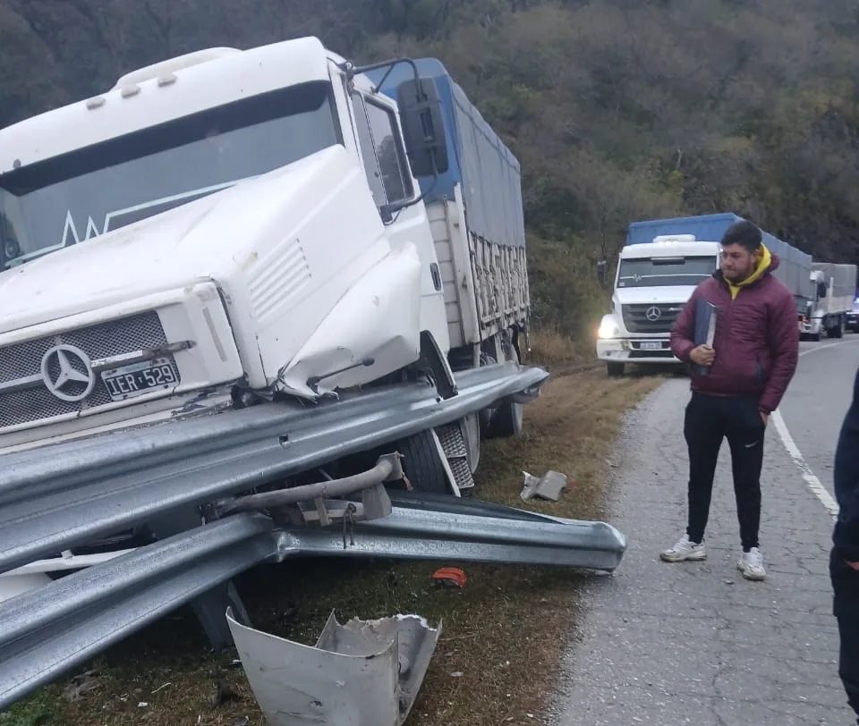 Catamarca: un camión chocó contra el guardarraíl en la Cuesta del Totoral