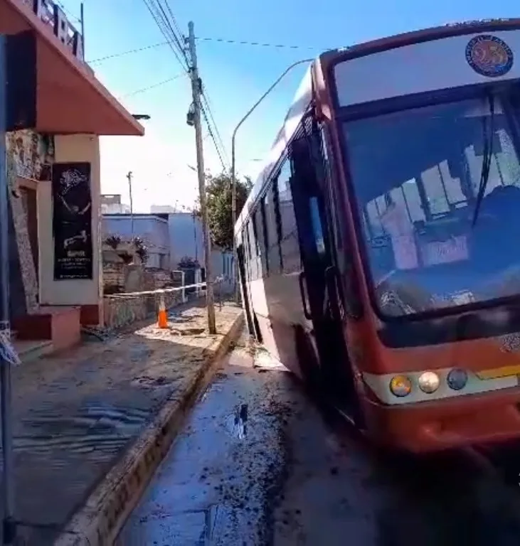 Catamarca: la rueda de un colectivo se hundió en Avenida Belgrano