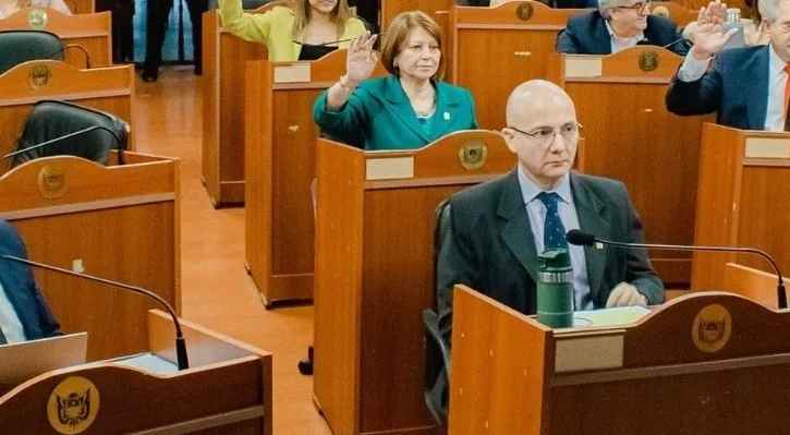 Polémica por el Poncho entre los diputados Adrián Brizuela y Adriana Díaz