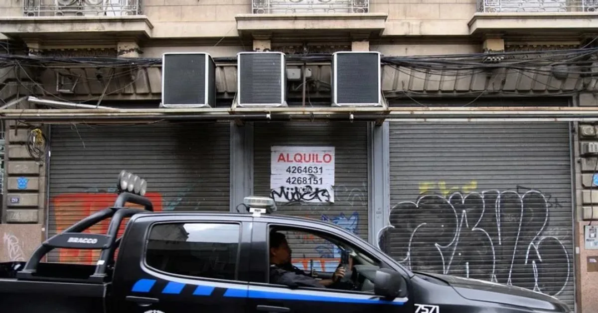 Un joven se electrocutó al rescatar a su perro, se desmayó y murió aplastado por un horno