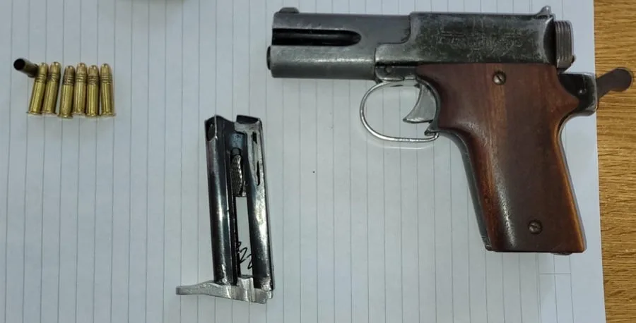 Otro caso de alumno que llevó un arma de fuego al colegio: incluía cargador y balas