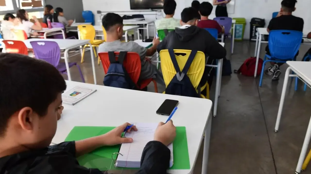 Neuquén limita el uso de celulares en las escuelas: es la primera provincia del país en aplicar esta medida