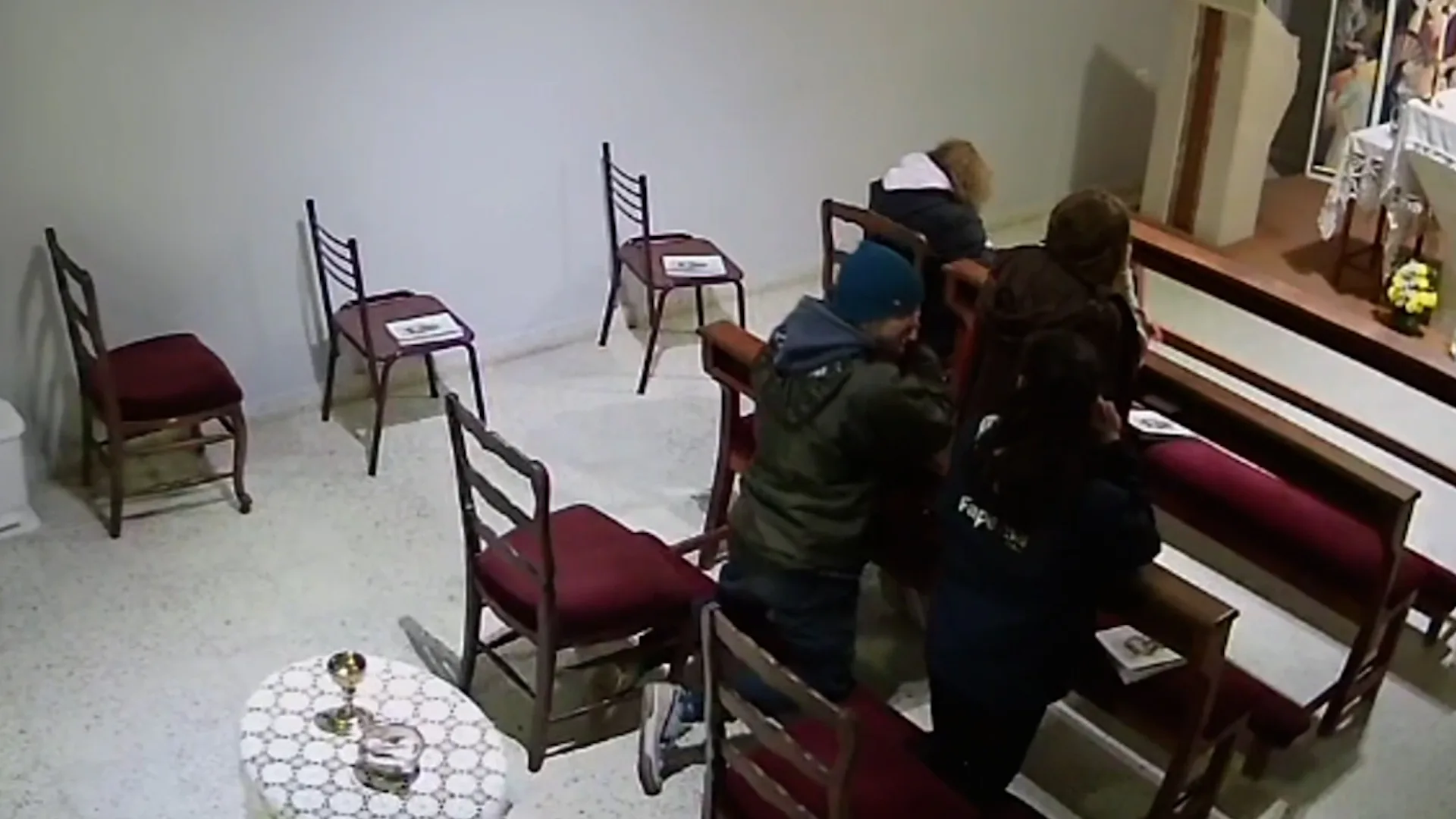 Video: una pareja le robó a una mujer mientras rezaba arrodillada en una parroquia de Santa Fe
