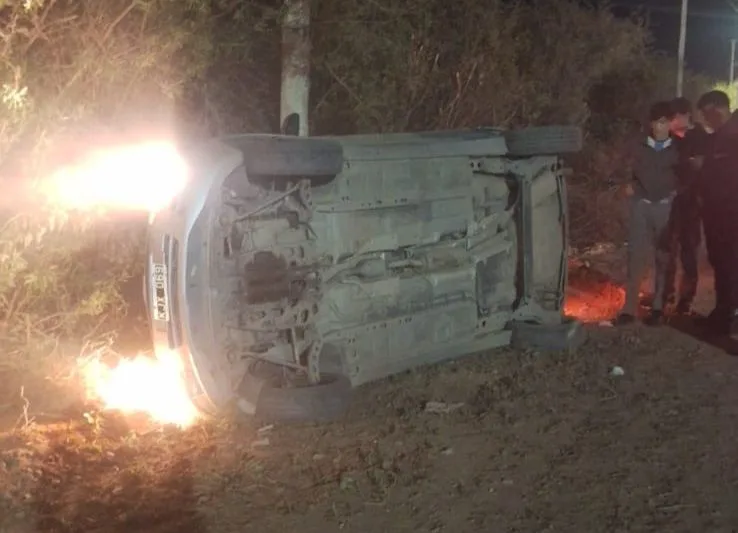 Catamarca: volcó un auto conducido por un adolescente en Valle Viejo