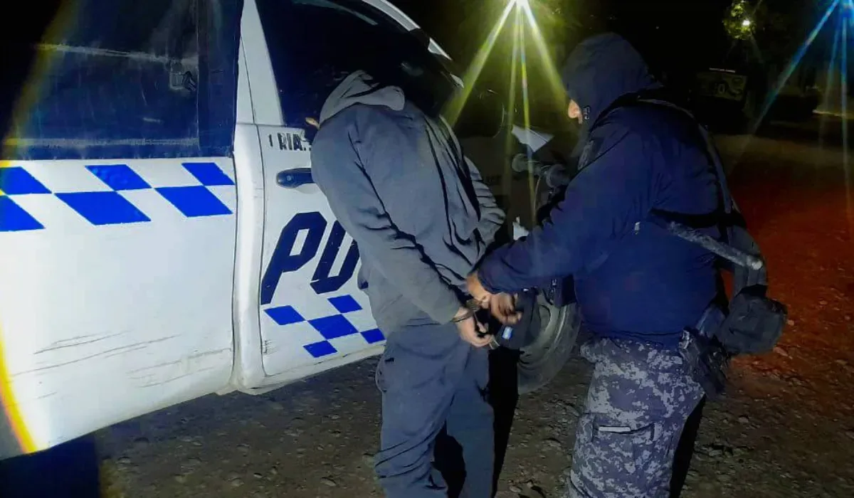 Se resistió al arresto y le arrancó parte de un dedo a un policía a mordiscos