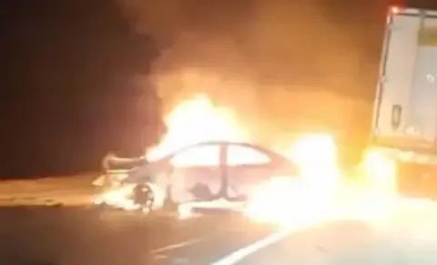 Dos hombres murieron calcinados al chocar con un camión (video)