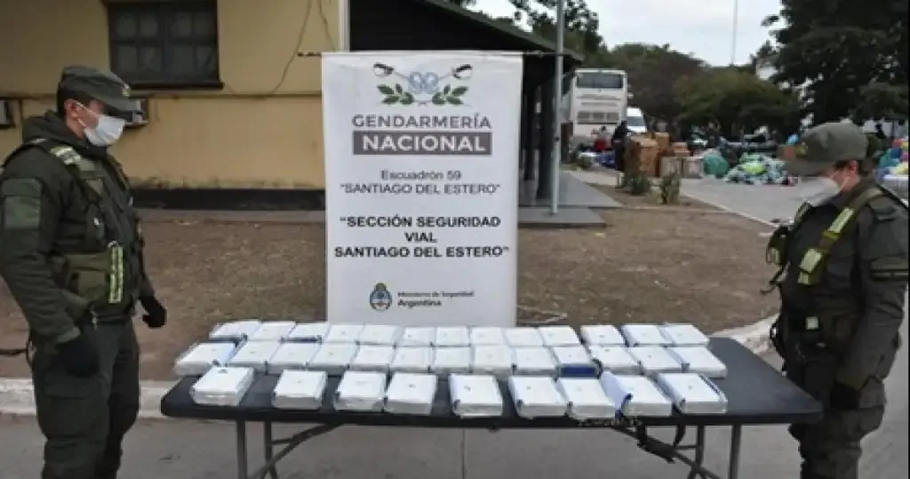 Secuestran 50 kilos de cocaína a bordo de un tour de contrabando