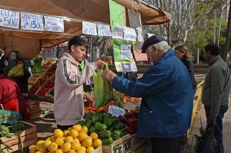 Productores de verduras y frutas salen a vender a bajos precios eliminando intermediarios