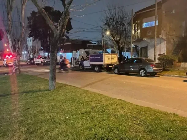 Un motociclista se cortó el cuello con un cable que atravesaba una calle y murió