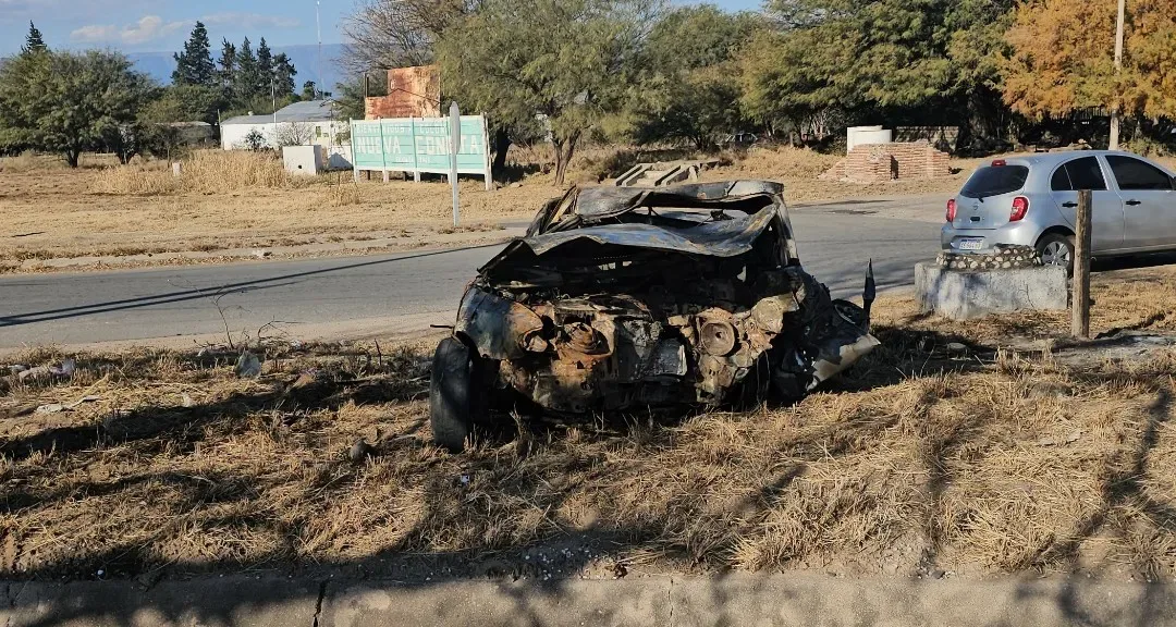 Catamarca: murió el hombre que chocó y se le incendió el auto en Capayán