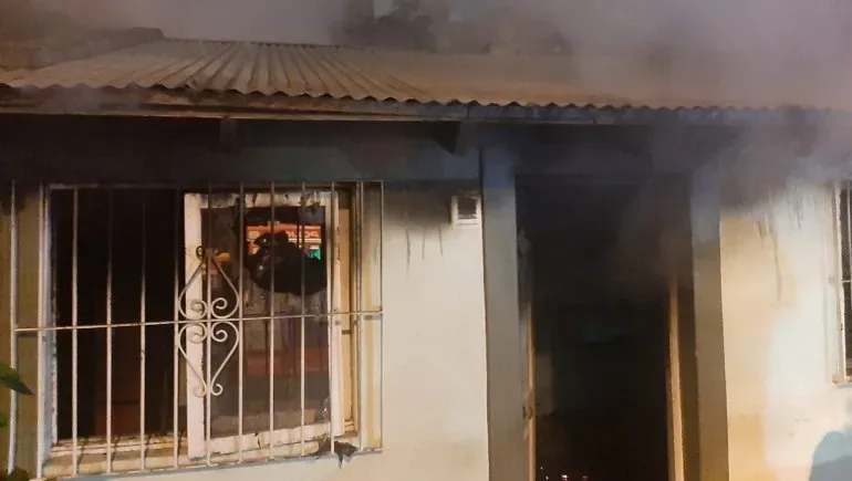 Se entregó una abogada acusada de incendiar la puerta de la casa donde viven su ex y sus hijos