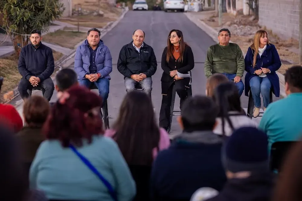 El intendente Gustavo Saadi inauguró obra de agua, cloacas y asfalto en barrio Balcón del Poncho