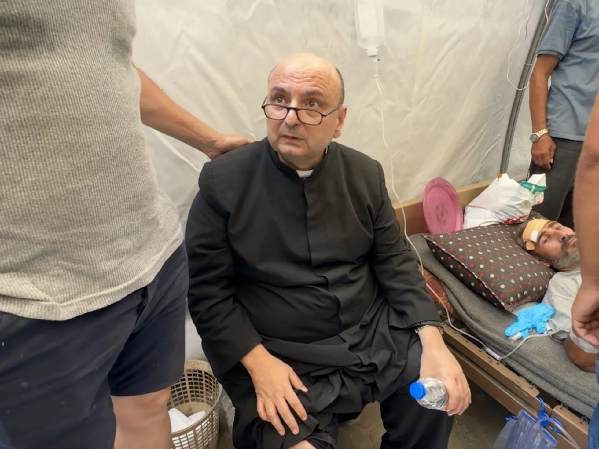 “Esta guerra tiene que terminar, no va a ser la solución de nada”, dijo el padre sacerdote herido en bombardeo de Israel a Gaza