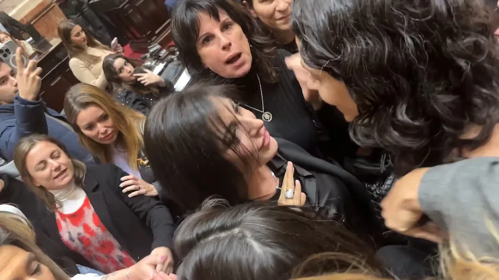 En una sesión que terminó en escándalo, la oposición avanzó en Diputados con dos temas incómodos para el Gobierno