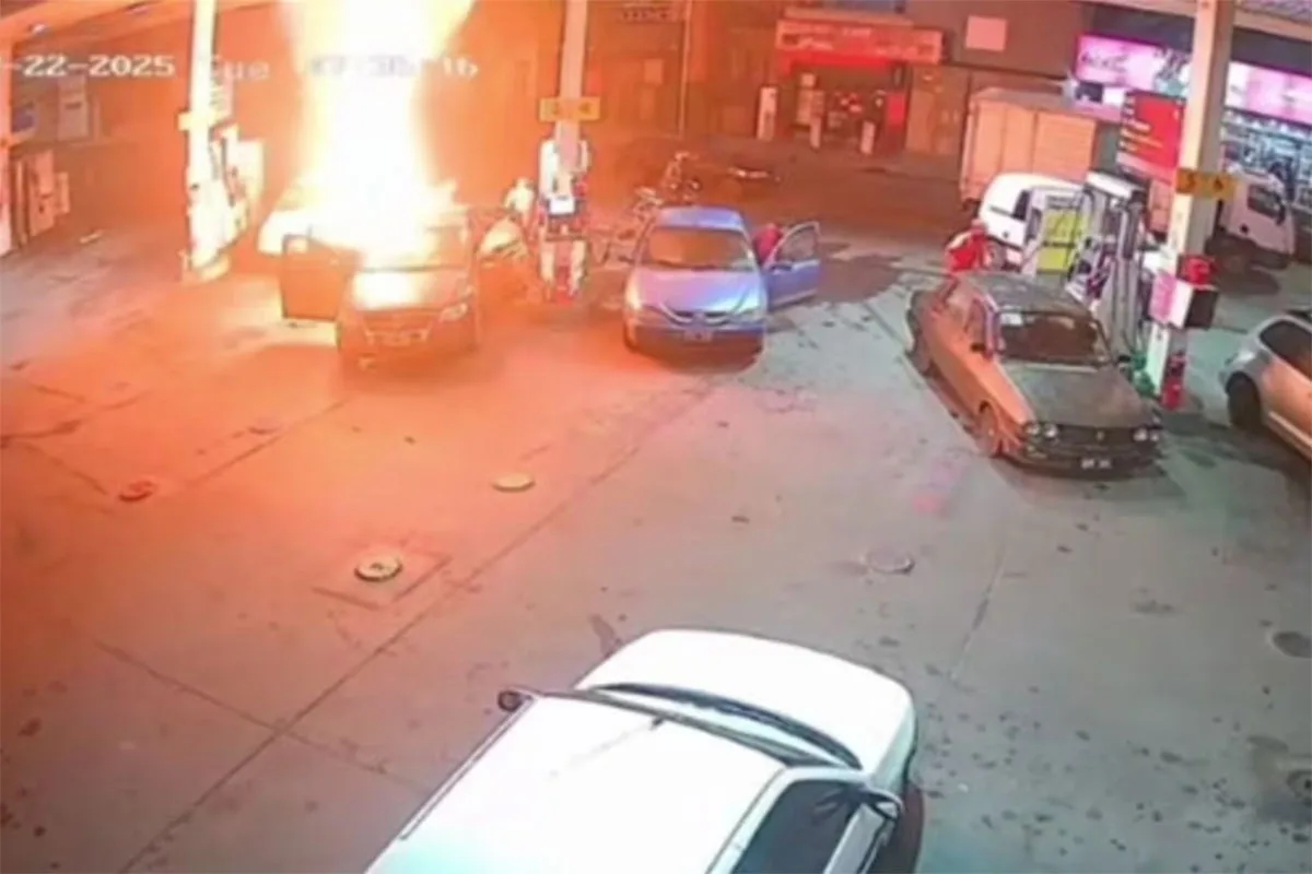 Video muestra cómo se incendió un auto en estación de servicios