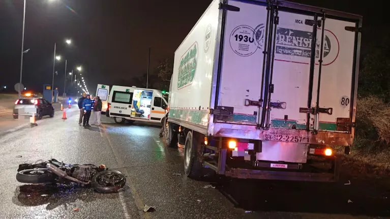 Trágica muerte de motociclista en Córdoba: lo chocó un auto y al caer lo arrolló un camión