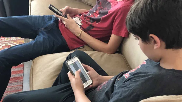 Vio una palabra extraña en el celular de su hijo y descubrió que era abusado por redes: “Le pagaban $3 mil por foto íntima”