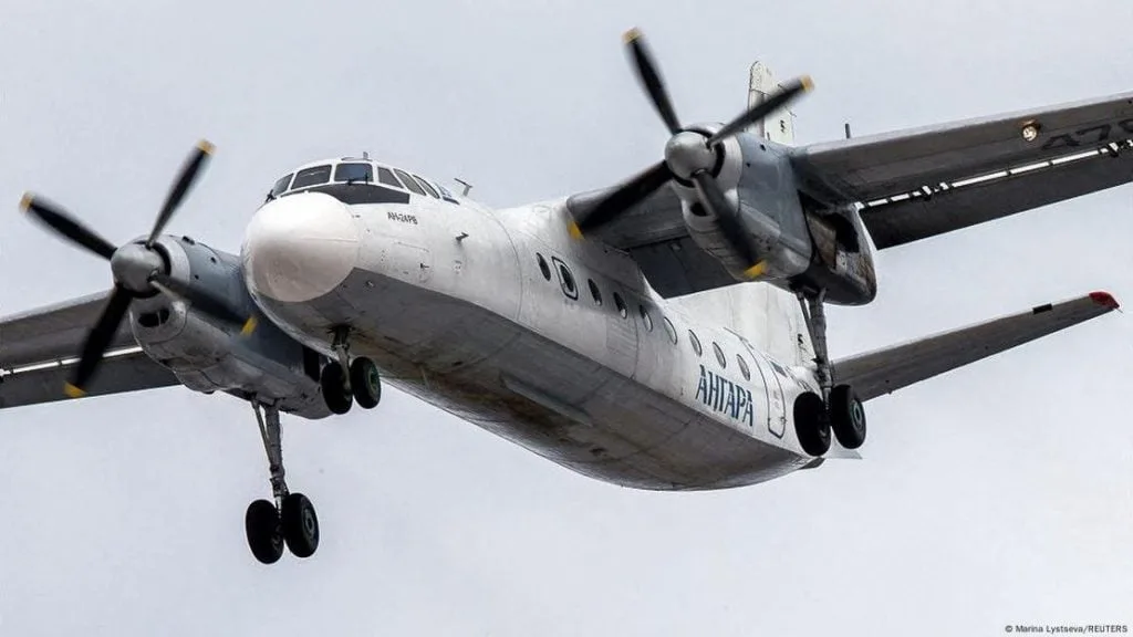 Tragedia aérea en Rusia: un avión con casi 50 personas se estrelló y hallaron los restos en llamas