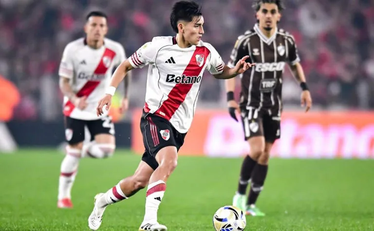 Los polémicos posteos de su padre, y la medida que tomaría Gallardo con Subiabre en River