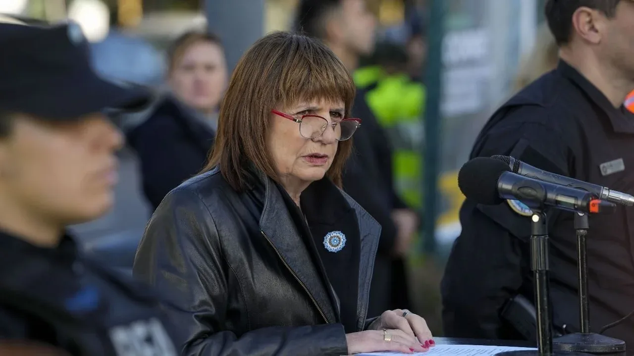Bullrich denunció una “invasión a la privacidad” contra 24 policías