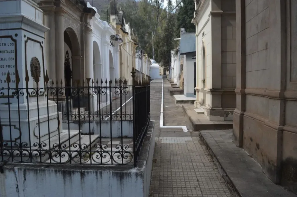 Hallaron restos humanos con las  extremidades atadas entre sí en un cementerio de Salta