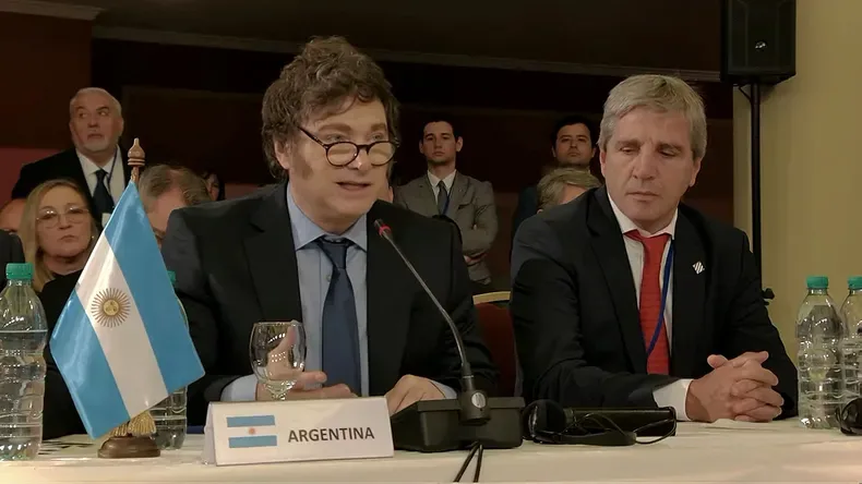 La encuesta que preocupa a Javier Milei y Luis Caputo en un año electoral