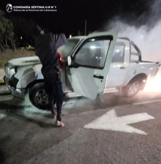 Catamarca: policías sofocaron el incendio de una camioneta en el Norte de la Capital