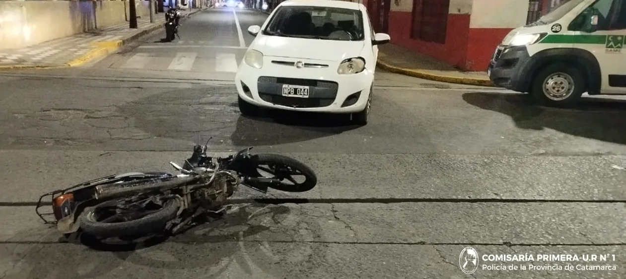 Chocaron un auto y una moto en pleno centro de la Capital catamarqueña: una joven hospitalizada