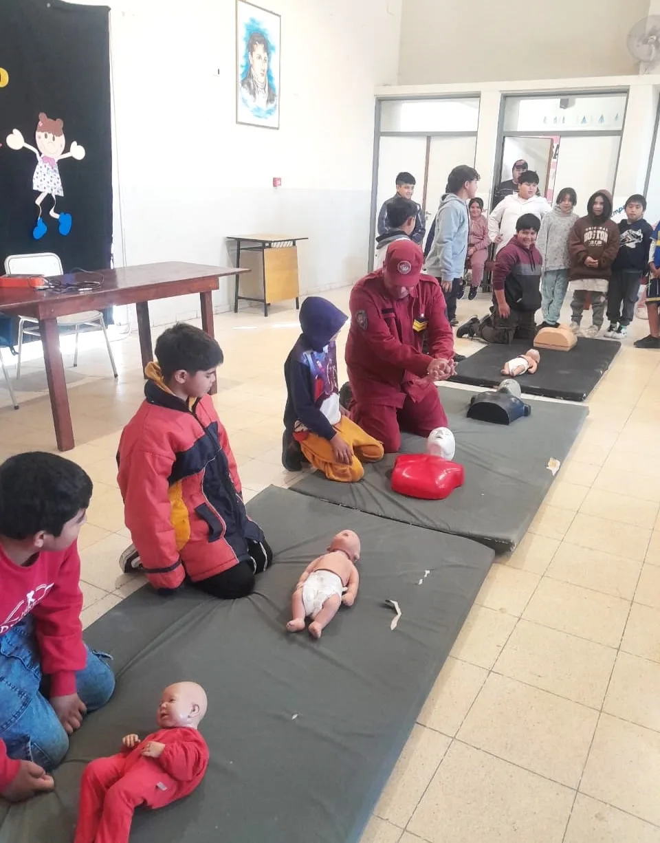 Policías de Catamarca capacitaron a estudiantes y docentes sobre primeros auxilios