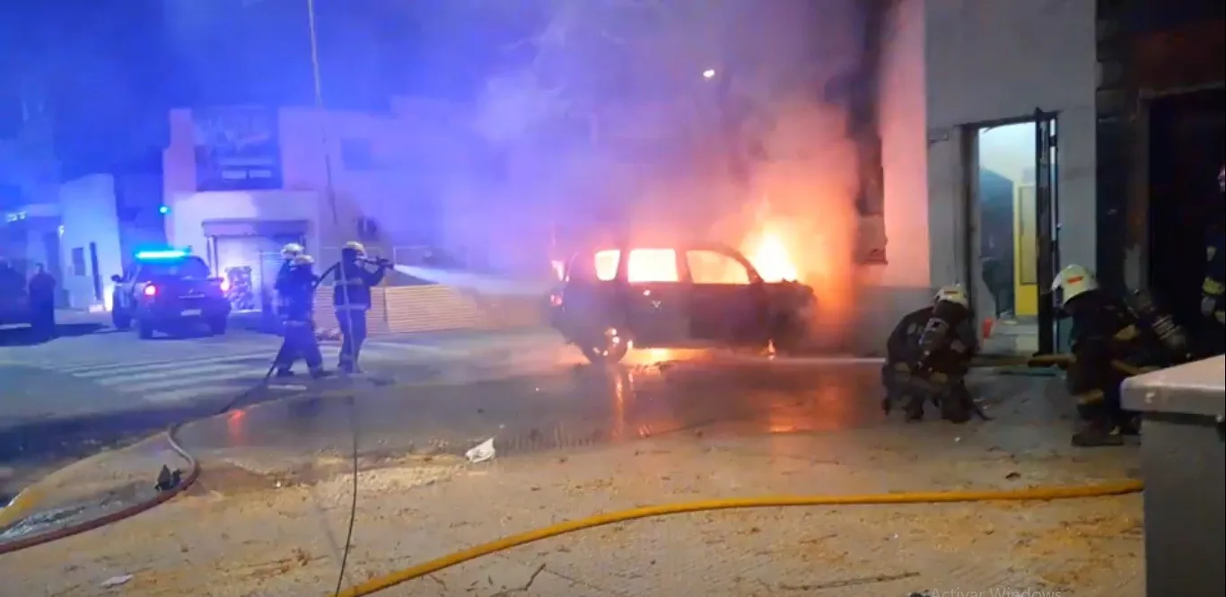 Persecución, choque e incendio: tres adolescentes robaron un auto y terminaron impactando contra una vivienda