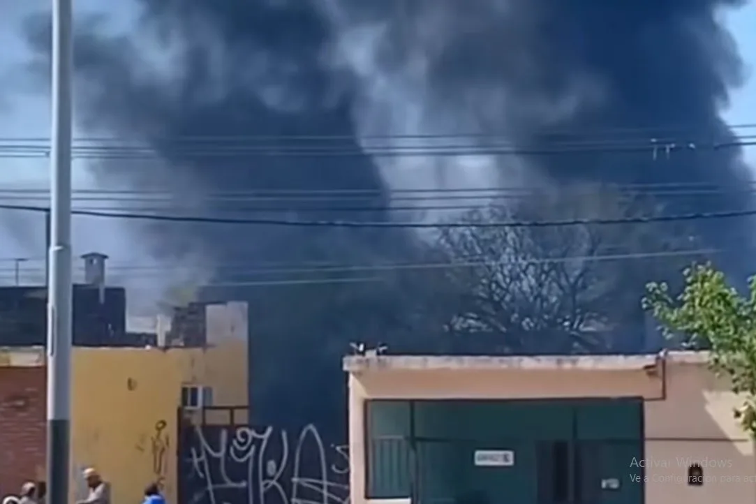 AHORA: Se incendia una casa en pleno centro de la Capital de Catamarca