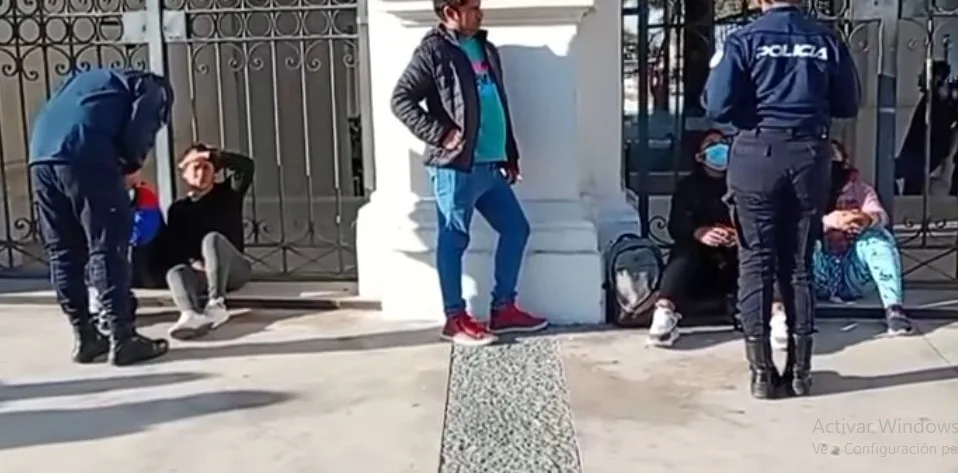 Mujeres se encadenaron en la Capital de Catamarca