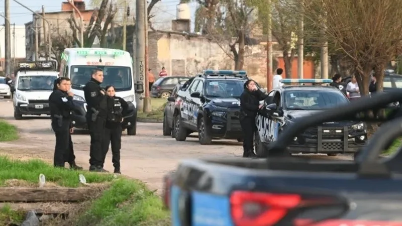 Un policía le disparó a su pareja y se atrincheró en su casa con el arma reglamentaria