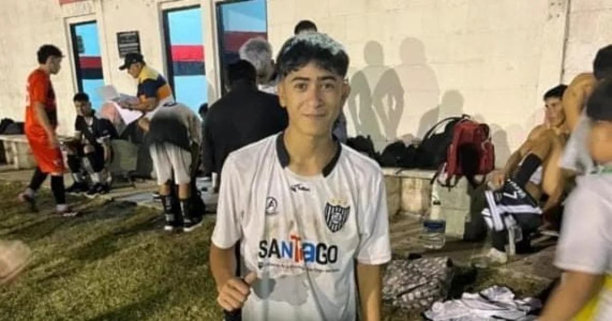 Un futbolista adolescente murió al chocar en una moto contra un camión