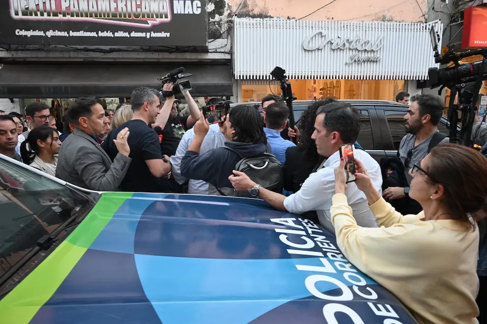Karina Milei y Martín Menem cerraron la campaña en Corrientes y otra vez hubo incidentes en la caravana: dos detenidos
