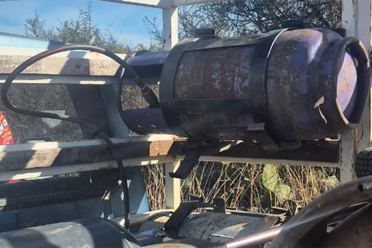 Usaba garrafas como combustible para la camioneta y fue detenido