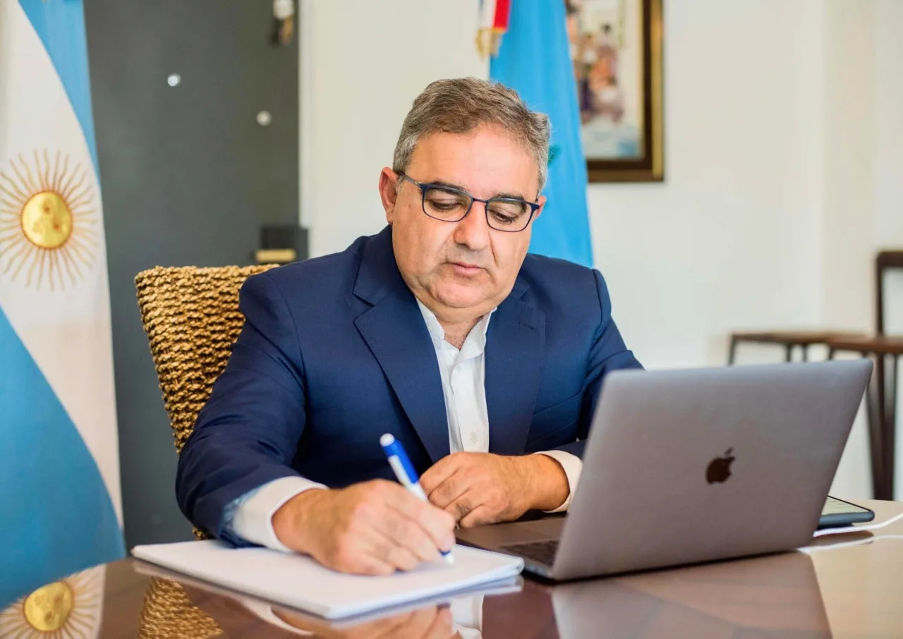 Catamarca: Raúl Jalil firmó el decreto de pase a planta permanente para el personal contratado