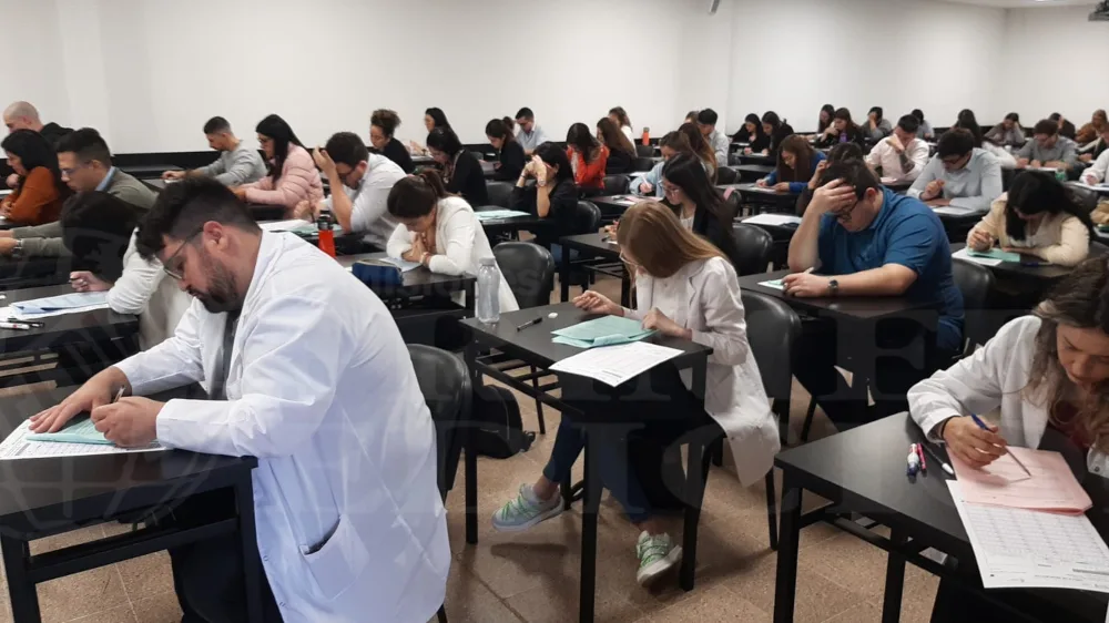 El Gobierno planea deportar a 109 extranjeros que rindieron examen de residencias sin informar a Migraciones