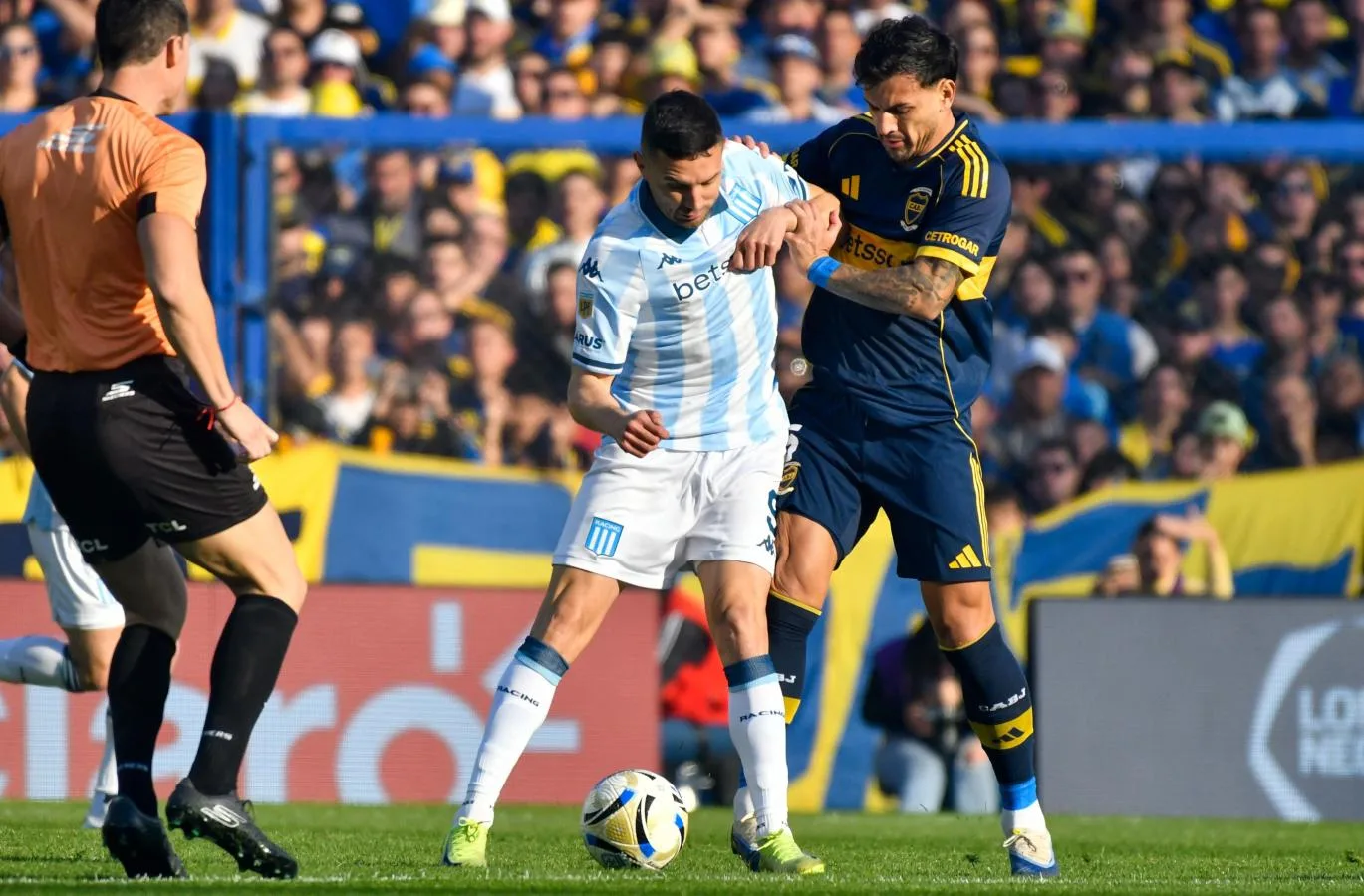 Boca apenas pudo rescatar un empate sobre la hora ante Racing en la Bombonera