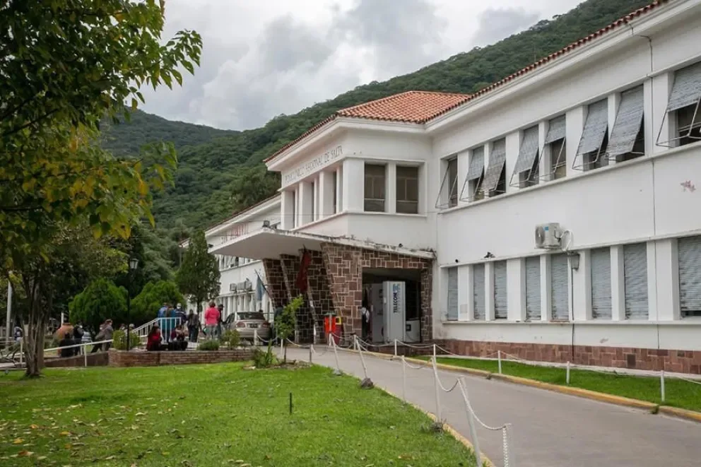 Un hospital realizó con éxito una cirugía pionera para devolver la voz y la respiración a una paciente