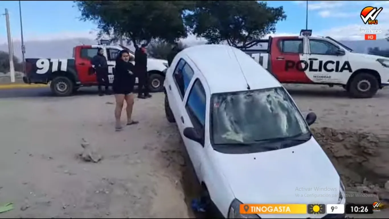 Trampa peligrosa en Catamarca: automovilista cayó en un pozo cuando intentaba ingresar a un barrio capitalino