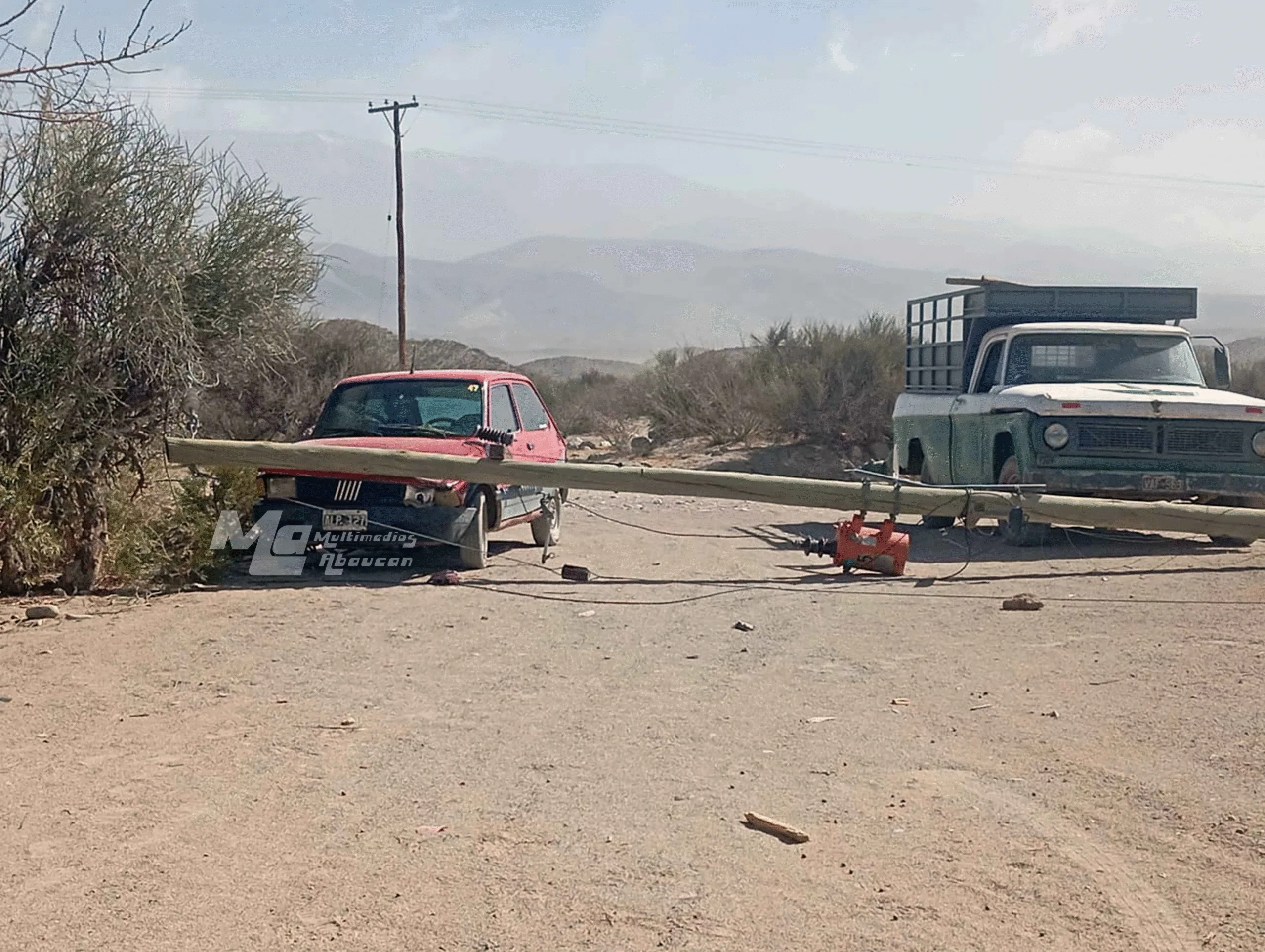 Catamarca: el fuerte viento en Palo Blanco provocó la caída de un poste sobre un auto