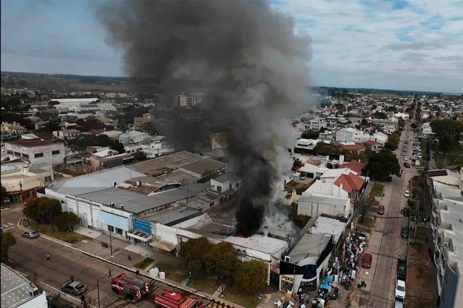 Estaba por asar un pollo, saltó una chispa y se incendió una casa y una zapatería