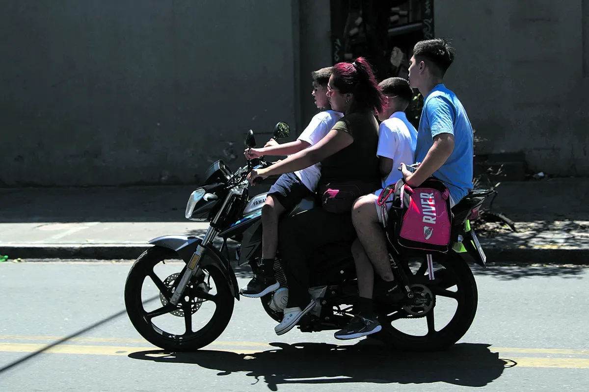 El 82% de los chicos que viajan en una moto en Argentina, no utiliza casco