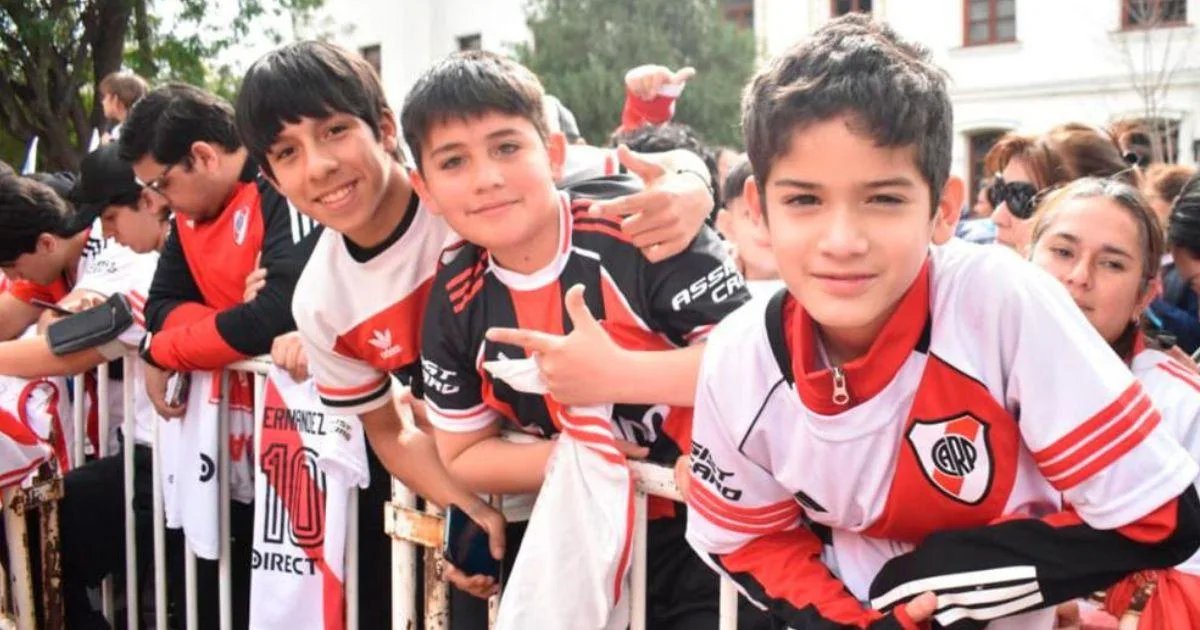 River llegó a Santiago del Estero con un multitudinario recibimiento de sus hinchas
